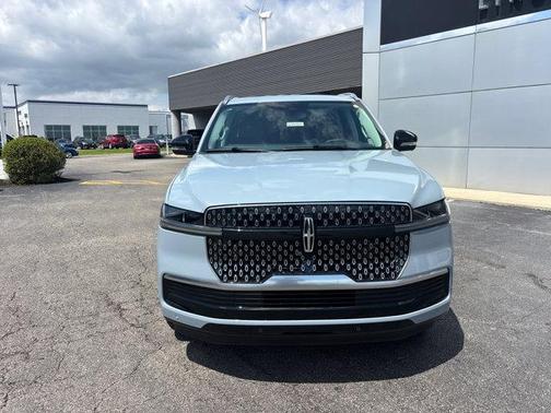 Gray Mist Metallic Tri-Coat 2026 Lincoln Navigator Reserve