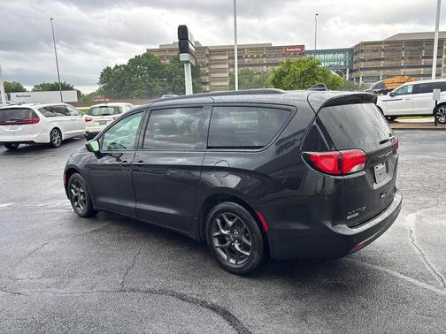 Brilliant Black Crystal Pearlcoat 2020 Chrysler Pacifica Touring-L Plus