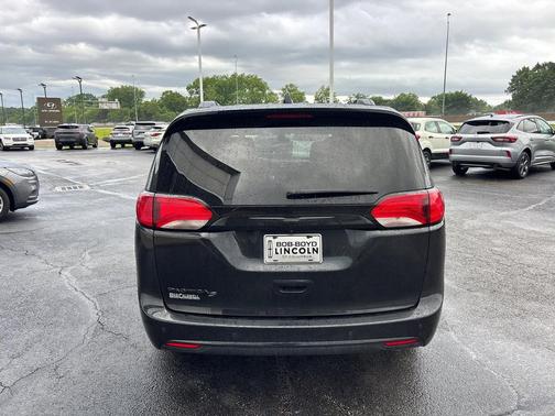 Brilliant Black Crystal Pearlcoat 2020 Chrysler Pacifica Touring-L Plus