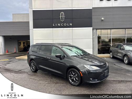 Brilliant Black Crystal Pearlcoat 2020 Chrysler Pacifica Touring-L Plus