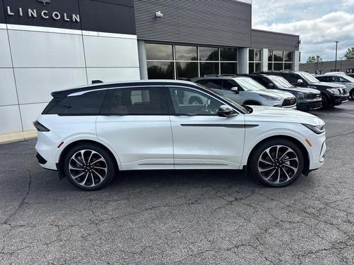 White Platinum Metallic Tri-Coat 2024 Lincoln Nautilus Black Label