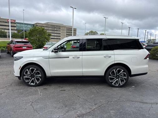 Pristine White Metallic Tri-Coat 2026 Lincoln Navigator Reserve
