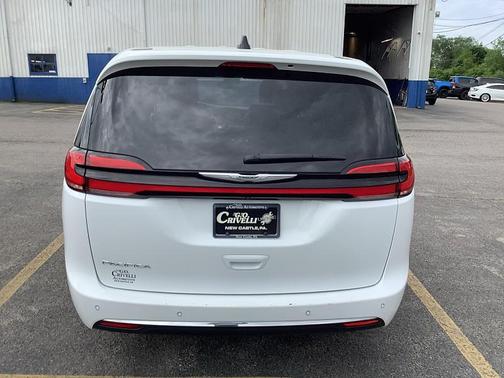 White 2023 Chrysler Pacifica Touring-L