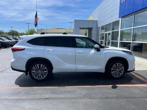 Blizzard Pearl 2021 Toyota Highlander Hybrid Platinum