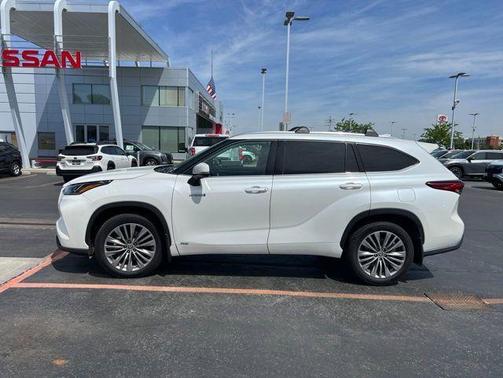 Blizzard Pearl 2021 Toyota Highlander Hybrid Platinum