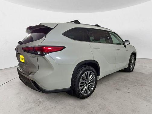Blizzard Pearl 2021 Toyota Highlander Hybrid Platinum