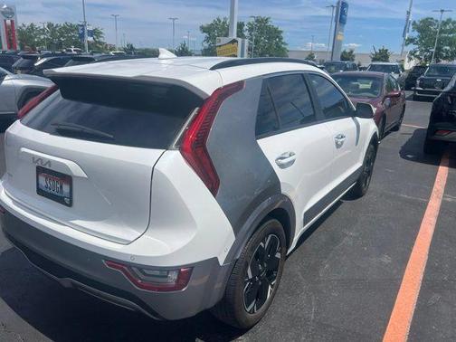 Snow White Pearl 2023 Kia Niro EV Wave