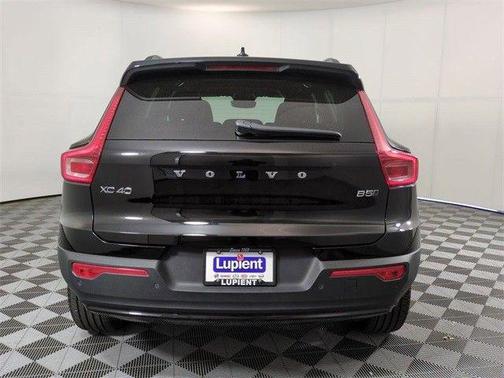 2023 Volvo XC40 B5 Plus Dark Theme