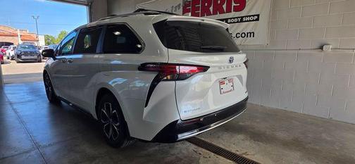 2025 Toyota Sienna Platinum