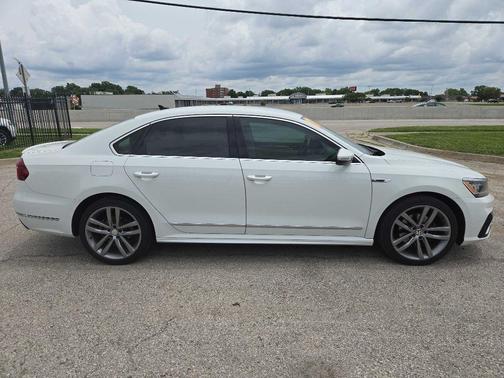 Pure White 2017 Volkswagen Passat 1.8T R-Line