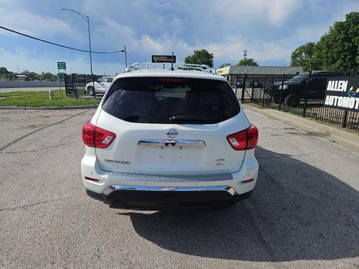White 2017 Nissan Pathfinder SL