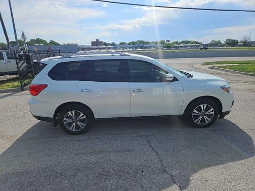 White 2017 Nissan Pathfinder SL