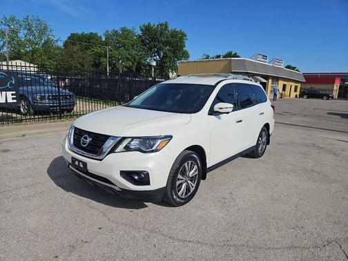 White 2017 Nissan Pathfinder SL