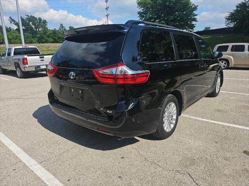 2017 Toyota Sienna XLE