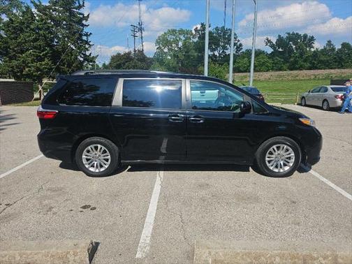 2017 Toyota Sienna XLE