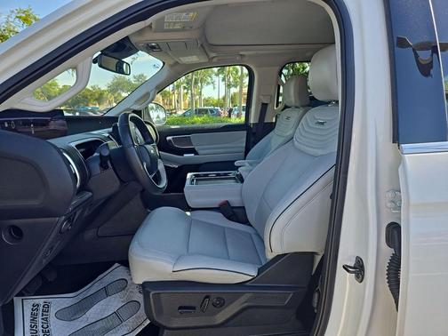 Star White Metallic Tri-Coat 2025 Ford Expedition Platinum