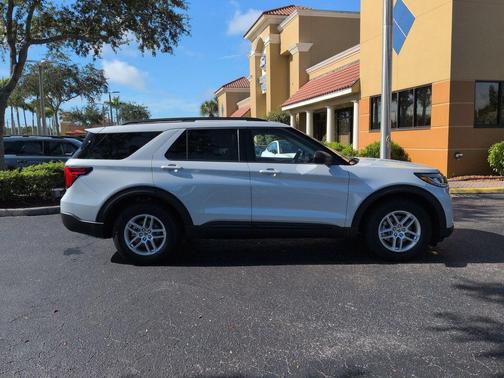 Space White Metallic 2026 Ford Explorer Active