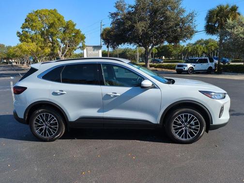 2026 Ford Escape PHEV SE