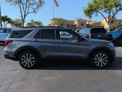 CARBONIZED GRAY METALLIC 2025 Ford Explorer ST-Line