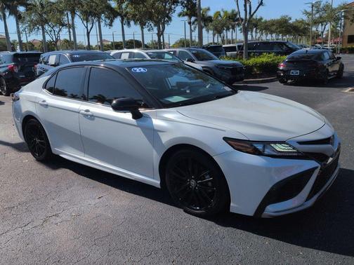 Wind Chill Pearl/Midnight Black Metallic 2022 Toyota Camry XSE