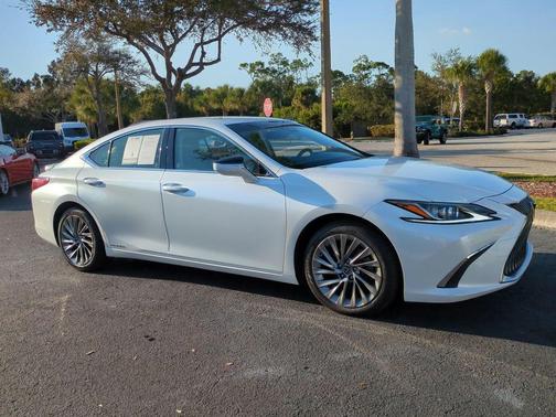 2019 Lexus ES 300h Luxury