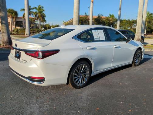2019 Lexus ES 300h Luxury