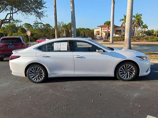 2019 Lexus ES 300h Luxury