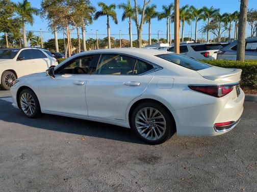 2019 Lexus ES 300h Luxury