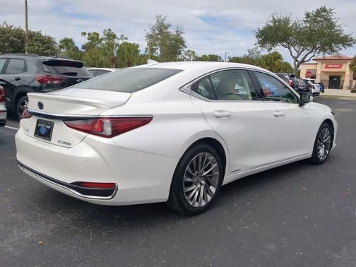 2019 Lexus ES 300h Luxury