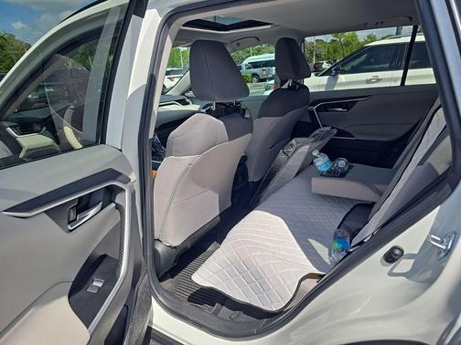 Ice Cap 2023 Toyota RAV4 XLE