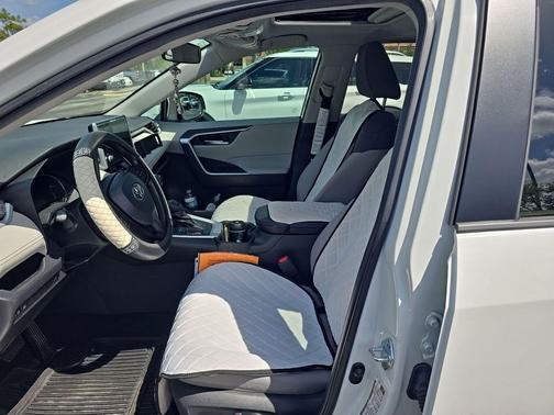 Ice Cap 2023 Toyota RAV4 XLE