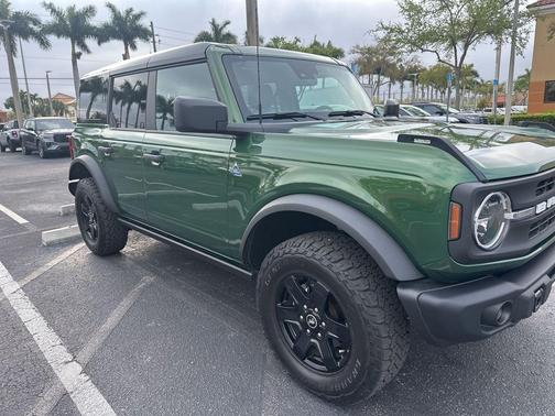 ERUPTION GREEN METALLIC 2024 Ford Bronco Black Diamond