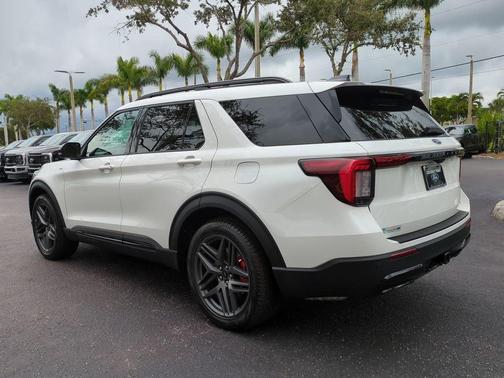 2025 Ford Explorer ST-Line