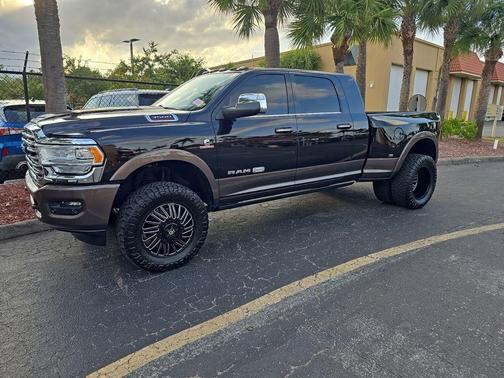 Diamond Black Crystal Pearlcoat 2022 RAM 3500 Longhorn