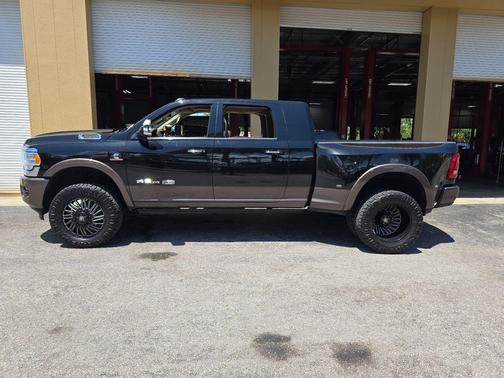 Diamond Black Crystal Pearlcoat 2022 RAM 3500 Longhorn