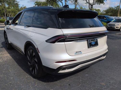 WHITE PLATINUM MET 3C 2025 Lincoln Nautilus Reserve