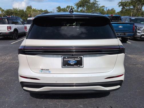 WHITE PLATINUM MET 3C 2025 Lincoln Nautilus Reserve