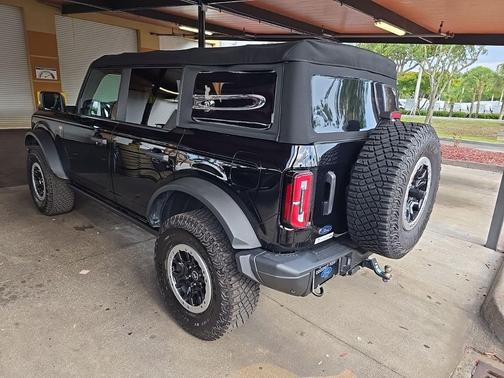 SHADOW BLACK 2022 Ford Bronco Badlands