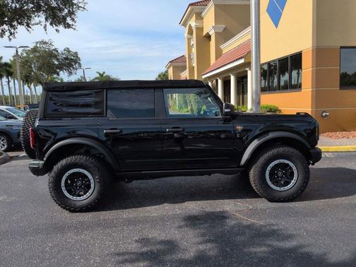 SHADOW BLACK 2022 Ford Bronco Badlands