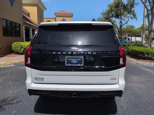 Star White Metallic Tri-Coat 2026 Ford Expedition Max Active 4x2