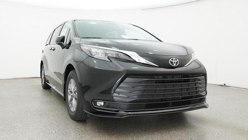 Midnight Black Metallic 2026 Toyota Sienna XLE