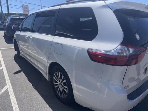 2020 Toyota Sienna XLE