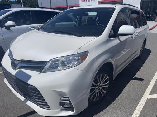 2020 Toyota Sienna XLE