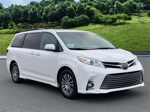 2020 Toyota Sienna XLE