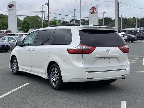 2020 Toyota Sienna XLE