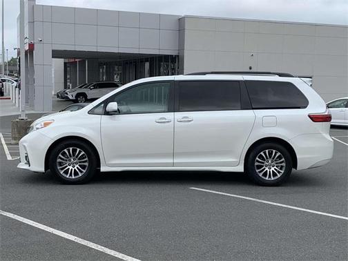2020 Toyota Sienna XLE