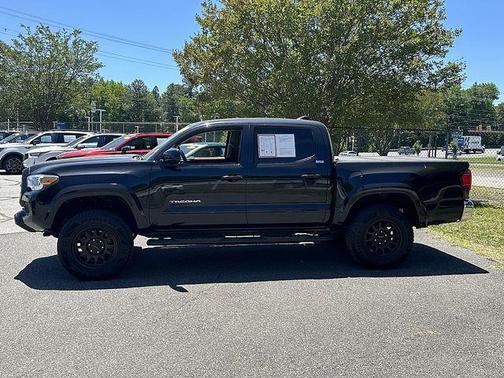 Midnight Black Metallic 2019 Toyota Tacoma SR5