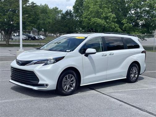 2024 Toyota Sienna XLE