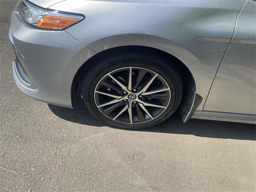 2022 Toyota Camry Hybrid XLE