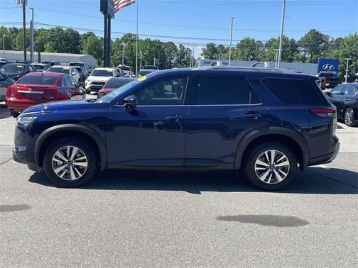 2023 Nissan Pathfinder SL